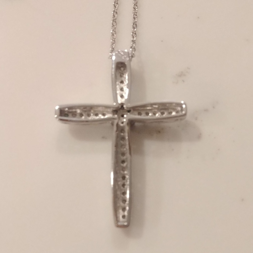 1 CTTW Diamond Cross Pendant, Silver - Picture 4 of 8